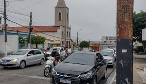 Incêndio atinge estrutura de igreja em Arapiraca