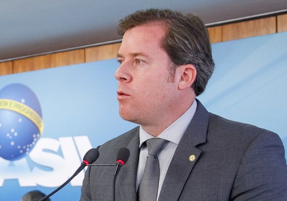 Ex-prefeito assume obrigação de pagar multa por manter servidores sem concurso