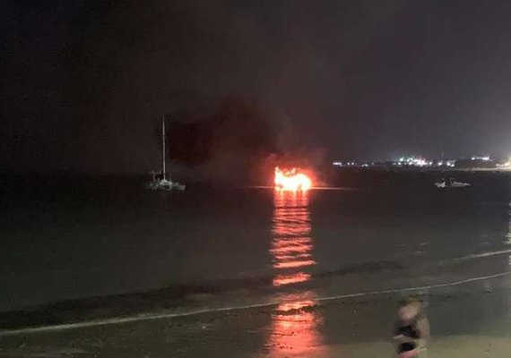 Embarcação pega fogo na Praia de Ponta Verde