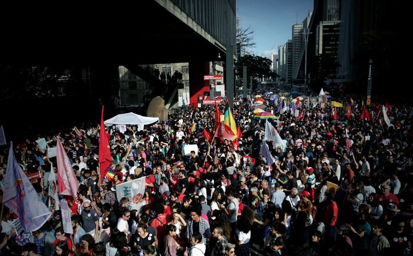 Mulheres fazem ato por todo o Brasil contra o candidato Jair Bolsonaro e pela democracia