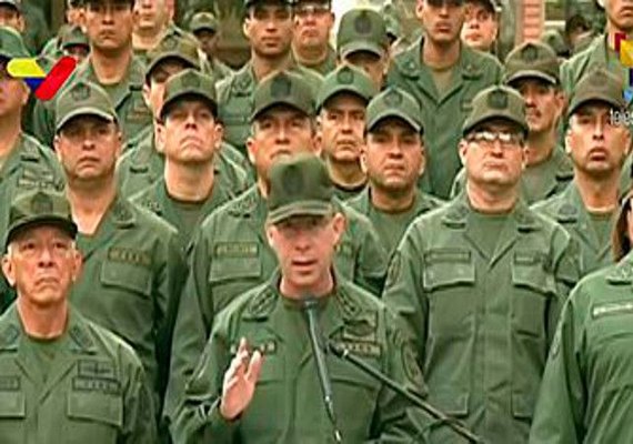 Militares juram lealdade a Maduro e rechaçam 'ingerência externa'