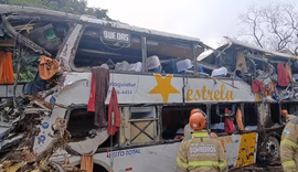 Dez pessoas morrem após ônibus tombar em Petrópolis