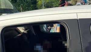 Suspeitos encapuzados interceptam carro por aplicativo e passageiro a tiros