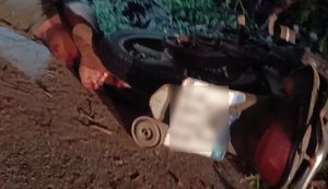 Samu socorre motociclista em estado grave após colisão com poste em Japaratinga