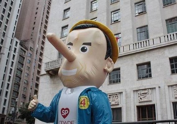 'Dorióquio': manifestantes levam boneco de João Doria na prefeitura