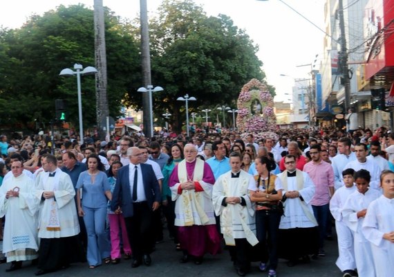 Multidão reverencia padroeira de Arapiraca
