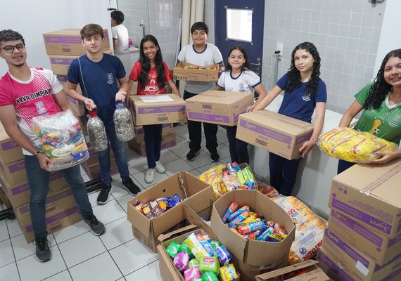 Estudantes doam mantimentos arrecadados durante gincana da Fraternidade