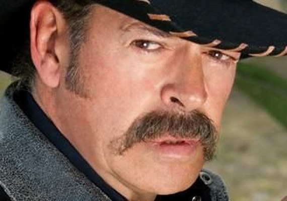 Ator vira mecânico após ser vetado da TV mexicana