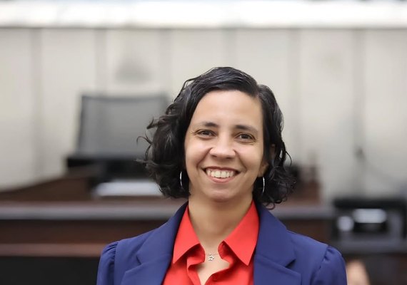 Élida Miranda assume mandato na Assembleia e promete atuação voltada a direitos sociais