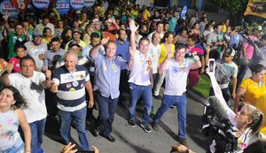 Candidatos à reeleição fazem caminhada m Olho D'Água das Flores e Santana do Ipanema