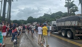 Moradores atingidos pelas chuvas em Atalaia bloqueiam os dois sentidos da BR-316