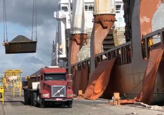 Começa embarque de minério de cobre para a China pelo Porto de Maceió