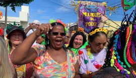 Pessoas idosas celebram Carnaval da Convivência no Cras Pitanguinha