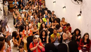Encontro reúne debate, música e memória em evento voltado a mulheres que amam mulheres no Theatro Homerinho