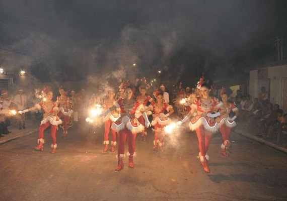 Minador do Negrão/AL  abre período natalino com desfile e muita iluminação