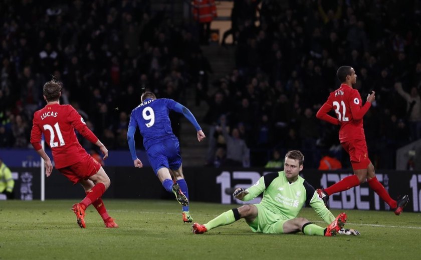 Vardy anota dois e Leicester bate o Liverpool em estreia sem Ranieri