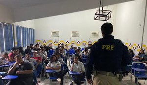 PRF/AL promove palestra sobre prevenção de acidentes no trânsito em escola