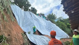 Proteção de encostas com lonas chega a 54 pontos de Maceió