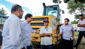 Prefeito Rui Palmeira vistoria obras de infraestrutura no Conjunto Inocoop