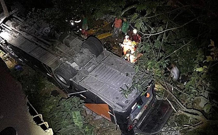 Ônibus cai de ponte e deixa mortos e feridos na BR-116, em Minas Gerais