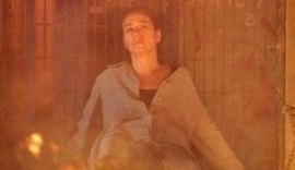 Tereza Cristina sequestra Griselda e põe fogo no barracão para fritar a rival