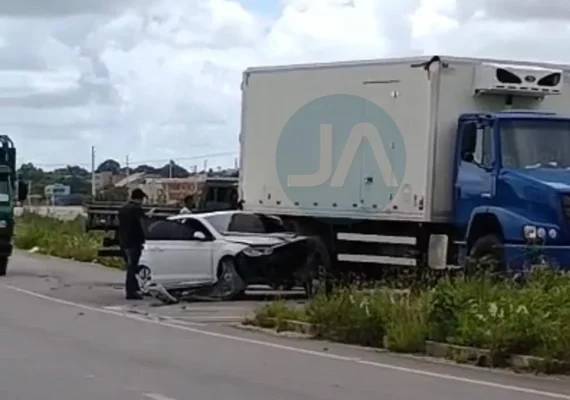 Carro fica preso sob caminhão-baú após colisão em Arapiraca