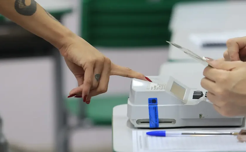 Ministros do TSE se reúnem às portas fechadas após decisão de Zanin