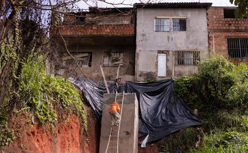 Obras da Prefeitura de Maceió evitam erosão de casas no Feitosa e na Cambona
