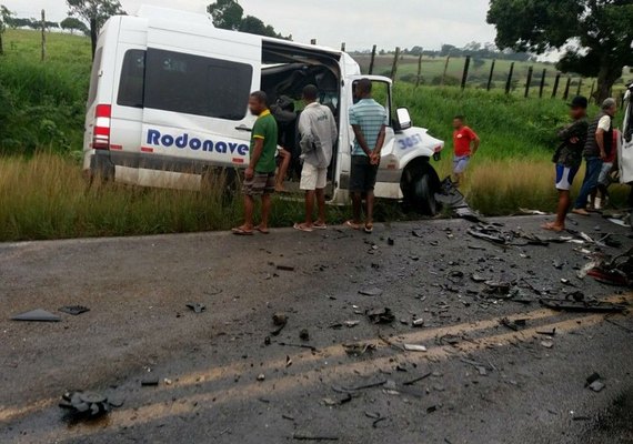 Batida frontal entre van e carreta deixa 8 mortos em rodovia da Bahia