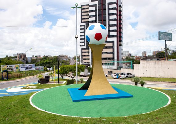 Prefeitura de Maceió faz homenagem à seleção brasileira com o 'Trevo da Copa'
