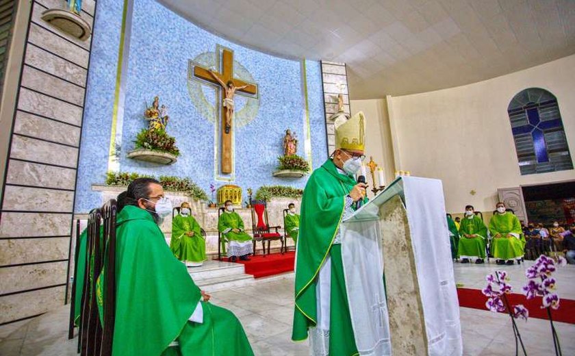 Bispo Valdemir Ferreira celebra primeira missa em Arapiraca