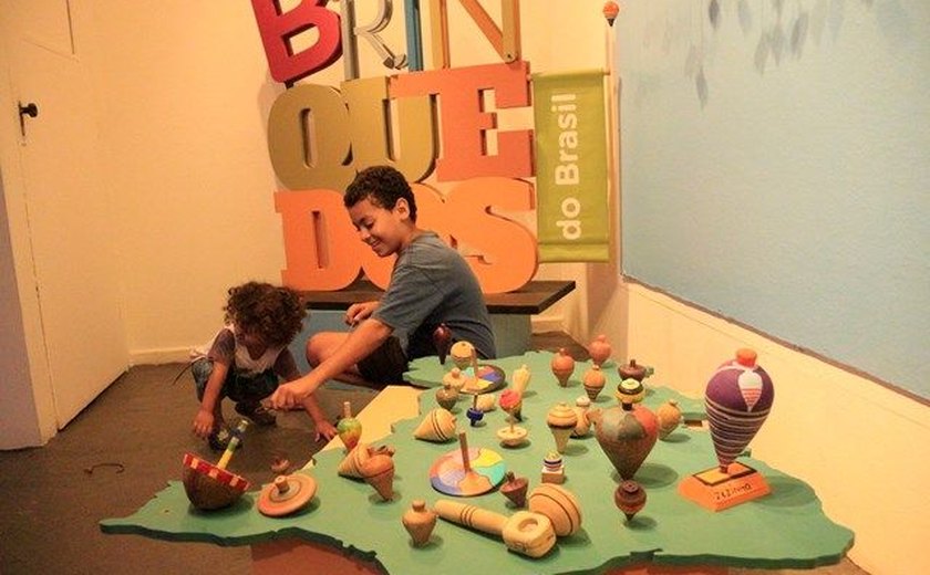 Exposição de brinquedos atrai público de todas as idades