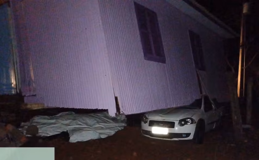 Casa é arrancada pelo vento e vai parar em cima de carro durante temporal em SC