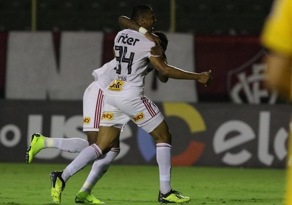 São Paulo finda jejum de vitórias e se mantém no G4