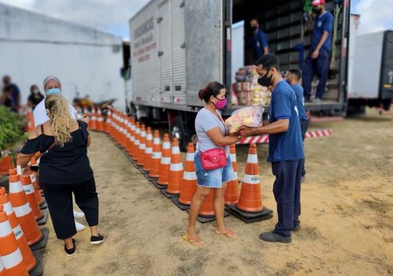 Entrega de cestas básicas no Benedito Bentes vai até o dia 3