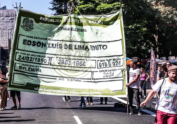 Campanha usa título de eleitor gigante para chamar jovens para votar