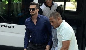 Ex-BBB Marcos chega a delegacia para depor sobre suspeita de agressão a Emilly