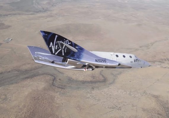 Espaçonave da Virgin Galactic conclui seu primeiro voo com sucesso