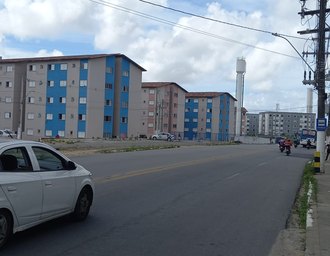 Protesto contra contas de água fecha avenida e trava trânsito na parte alta de Maceió