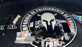 Companhia de Choque da PM flagra dupla com drogas e simulacro