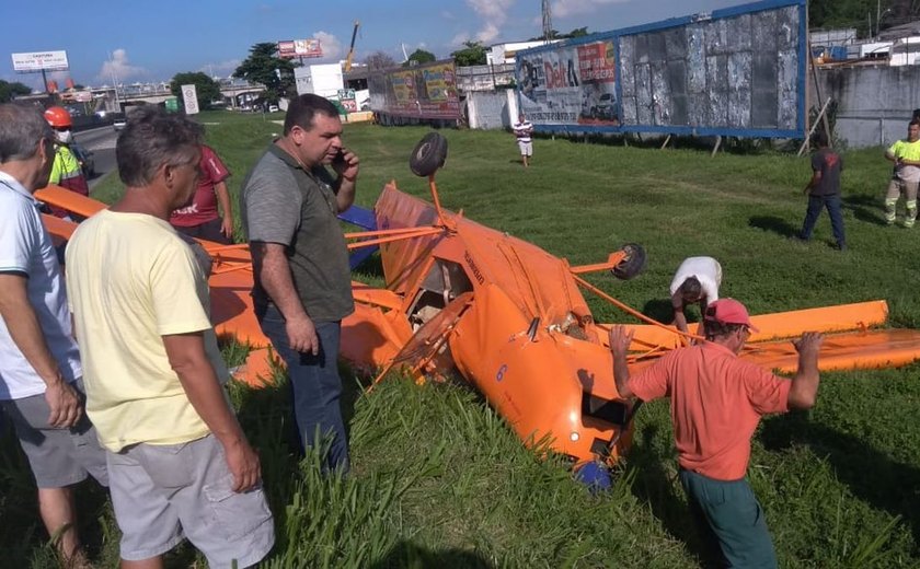 Avião monomotor cai às margens da Rodovia Presidente Dutra, em Nova Iguaçu
