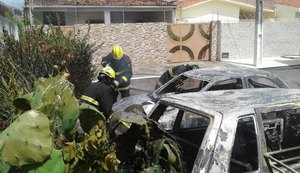 Corpo de Bombeiros apaga chamas que acabaram com dois veículos