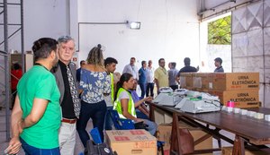 Presidente do TRE/AL acompanha procedimento de carga das urnas para as eleições