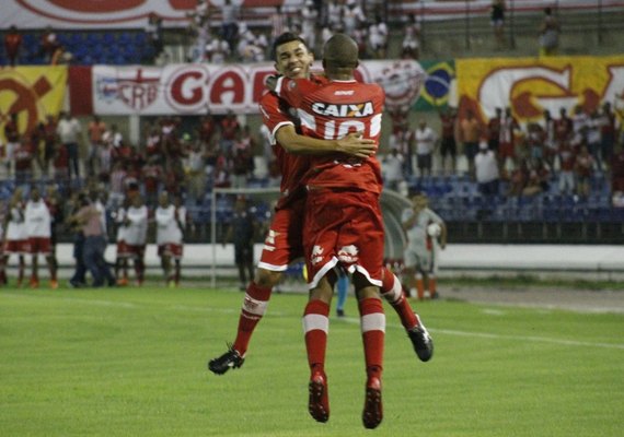 Com três gols de Willians Santana, CRB conquista primeira vitória