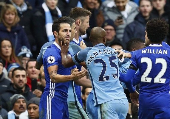 Agüero pega suspensão de quatro jogos por entrada dura em David Luiz