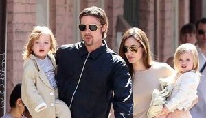 Dois dos filhos de Angelina Jolie e Brad Pitt querem viver com o pai, diz site