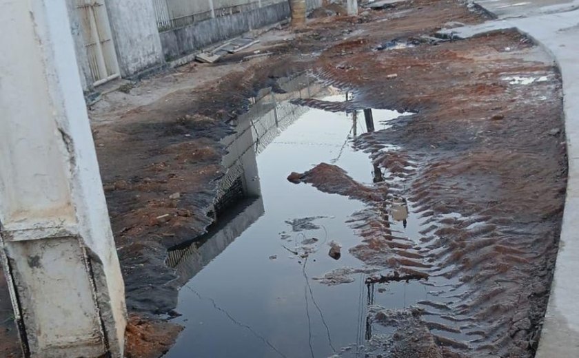 Esgoto extravasa após falha em elevatória da BRK no Centro