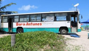 Ônibus-bar faz sucesso na Praia de Antunes, na cidade de Maragogi