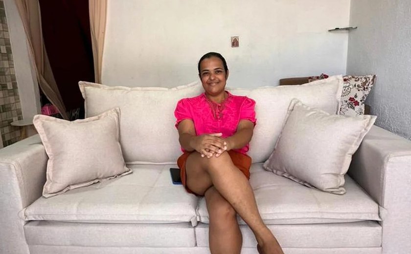 Mulher que teve sofá levado por caminhão de lixo ganha um novo em Maceió