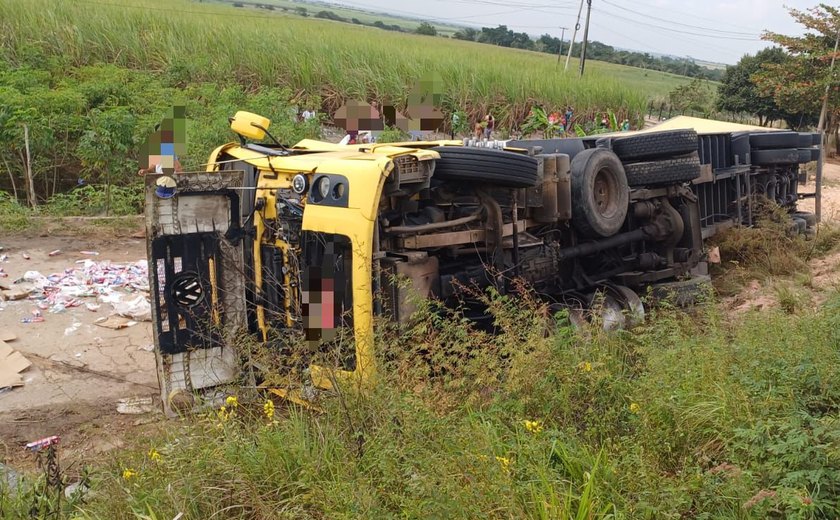 Caminhão tomba em trecho da BR-101 em Junqueiro e carga de creme dental é saqueada